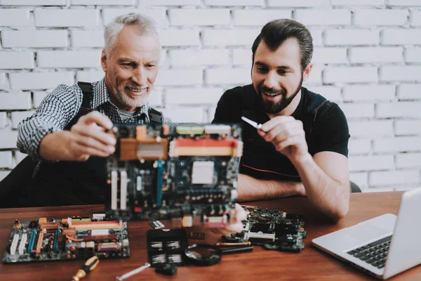 Dva Muži Opravy Hardwaru Zařízení Oprava Nakupovat Pracovník Nástroji Počítačový — Stock fotografie