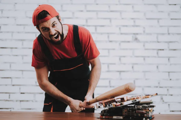 Angry Man Red Cap Broken Motherboards Baseball Bat Modern Workshop — Stock Photo, Image