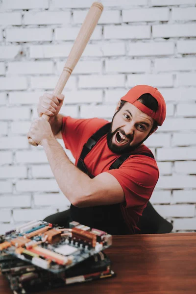 Uomo Arrabbiato Red Cap Con Schede Madri Rotte Mazza Baseball — Foto Stock