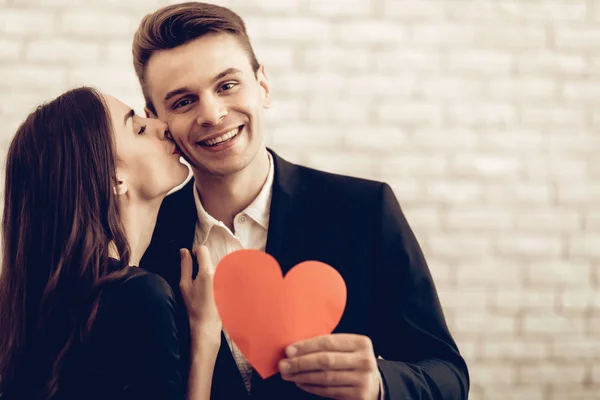 Mutlu Çift Kırmızı Kalp Origami Ile Sevgililer Günü Birbirimizi Seviyoruz — Stok fotoğraf