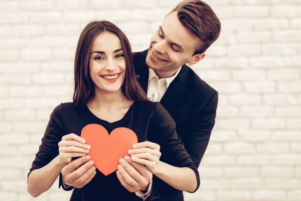 Casal Bonito Feliz Com Vermelho Coração Origami Dia Dos Namorados — Fotografia de Stock