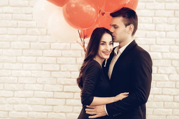 Casal Feliz Posando Com Balões Dia São Valentim Amem Férias — Fotografia de Stock