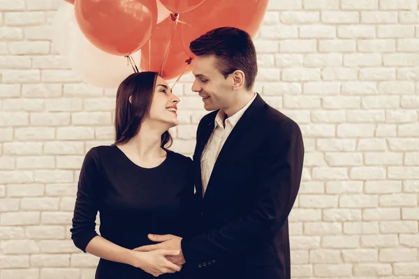 Gelukkige Paar Poseren Met Baloons Saint Valentine Day Elkaar Liefhebben — Stockfoto
