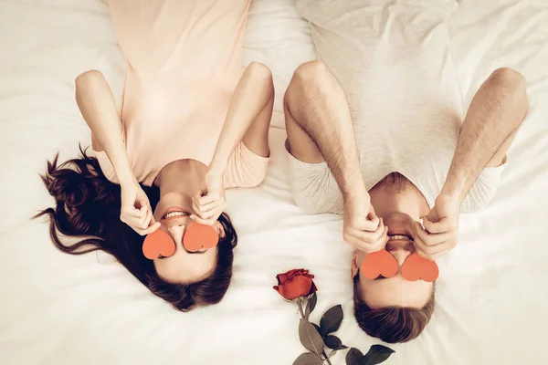 Lyckliga Paret Ligger Sängen Alla Hjärtans Dag Älska Varandra Älsklings — Stockfoto