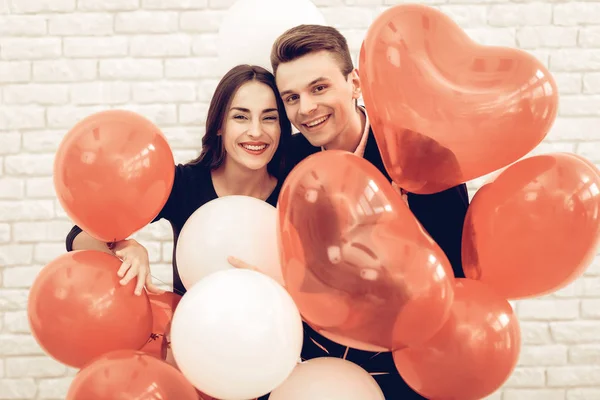 Casal Feliz Posando Com Balões Dia São Valentim Amem Férias — Fotografia de Stock