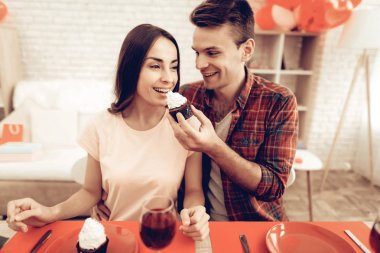 Çift Romantik Sevgililer Günü yemeğinde. Birbirimizi seviyoruz. Sevgilinin tatil kavramı. Gösterilen duygular. Tarihi birlikte kutluyor. Genç ve yakışıklı. Mutlu ilişki.