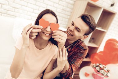 Çift Holding kırmızı kalp Origami. Sevgililer günü. Birbirimizi seviyoruz. Sevgilinin romantik tatil kavramı. Genç ve yakışıklı. Mutlu ilişki. Gösterilen duygular. Tarih kutluyor.