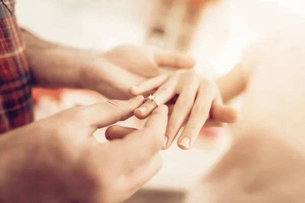 Um tipo dá um anel à namorada. Dia dos Namorados . — Fotografia de Stock
