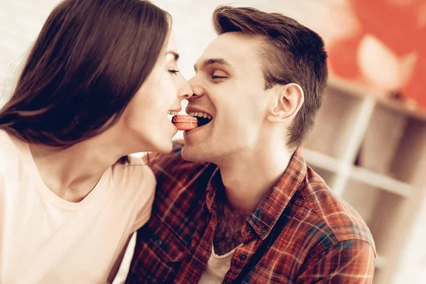 Guy Feeds Girlfriend Sweet Valentine Day Love Each Other Sweetheart — Stock Photo, Image