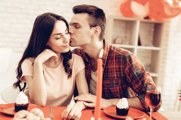 Para Romantyczna Kolacja Walentynki Kochać Siebie Nawzajem Koncepcja Holiday Ukochanej — Zdjęcie stockowe
