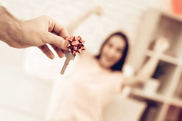 Mann Macht Freundin Valentinstag Ein Geschenk Lieben Einander Das Romantische — Stockfoto