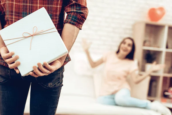 Man Maakt Een Gift Aan Vriendin Valentijnsdag Elkaar Liefhebben Liefje — Stockfoto