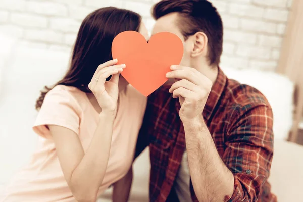 一个女孩和一个男人的吻 红心折纸概念 彼此相爱 浪漫的假期 甜心的庆祝理念 年轻又英俊 幸福的关系 感觉显示 团结在一起 — 图库照片