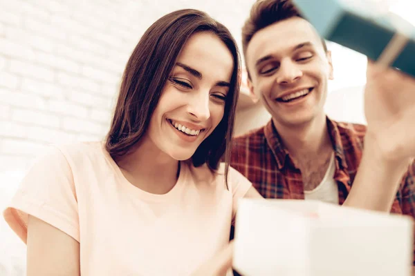 Ragazzo Regalo Alla Fidanzata San Valentino Amatevi Concetto Romantico Festa — Foto Stock