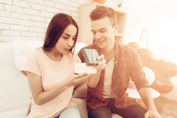 Man Maakt Een Gift Aan Vriendin Valentijnsdag Elkaar Liefhebben Liefje — Stockfoto