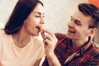 Adam kız Sweet ile beslenir. Sevgililer günü. Birbirimizi seviyoruz. Sevgilinin tatil kavramı. Gösterilen duygular. Tarih kutluyor. Genç ve yakışıklı. Güzel bir ilişki. Mutlu birlikte.