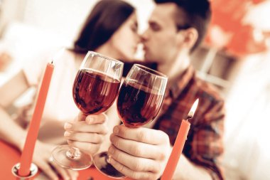 Çift Romantik Sevgililer Günü yemeğinde. Birbirimizi seviyoruz. Sevgilinin tatil kavramı. Şarap içme. Gösterilen duygular. Tarihi birlikte kutluyor. Genç ve yakışıklı. Güzel öpücük.