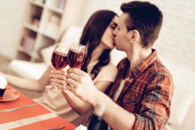 Çift Romantik Sevgililer Günü yemeğinde. Birbirimizi seviyoruz. Sevgilinin tatil kavramı. Şarap içme. Gösterilen duygular. Tarihi birlikte kutluyor. Genç ve yakışıklı. Güzel öpücük.