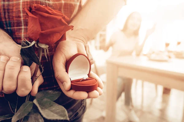 Guy dà un anello a fidanzata il giorno di San Valentino . — Foto Stock