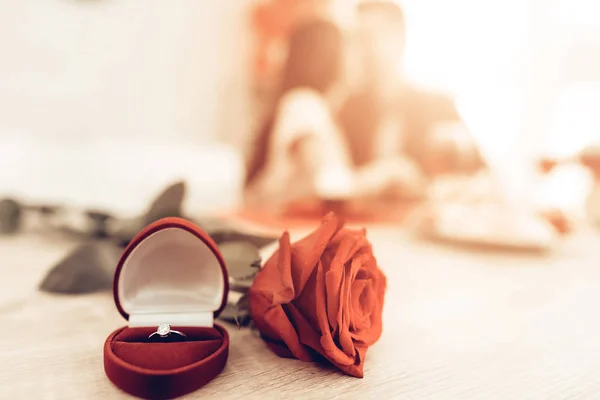 Een Ring en Rose Concept. Saint-Valentijnsdag. — Stockfoto