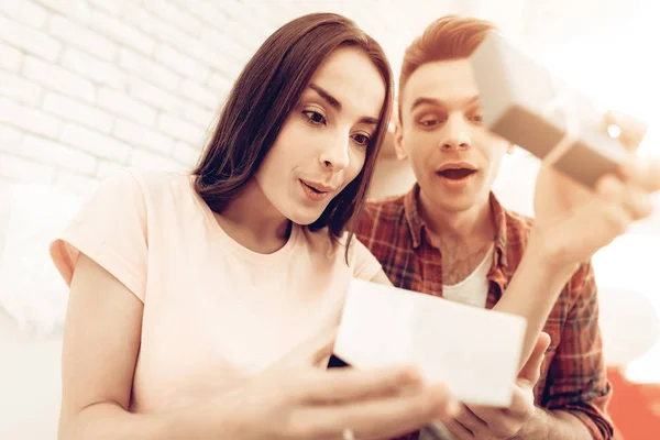 Guy Makes Gift Girlfriend Valentine Day Love Each Other Sweetheart — Stock Photo, Image