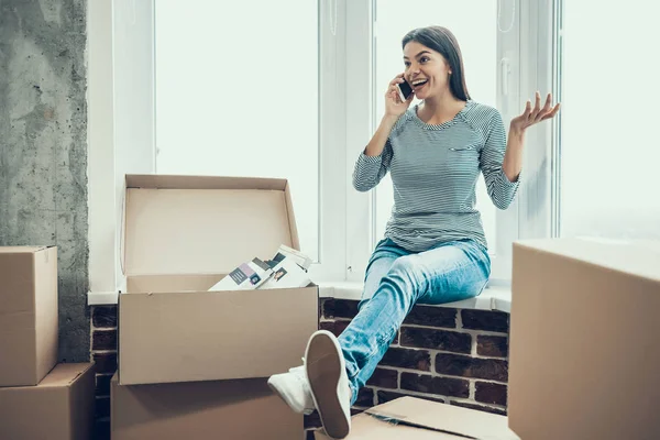 Young Smiling Woman Talking Phone Next Boxes Beautiful Girl Resting — Stock Photo, Image