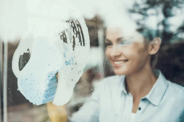 Mujer Sonriente Joven Lavando Ventana Con Esponja Happy Beautiful Girl —  Fotos de Stock