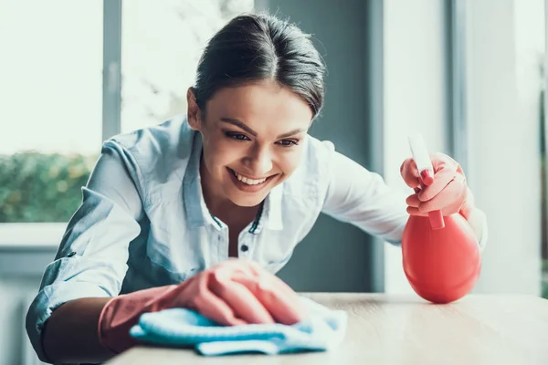 Junge Lächelnde Frau Handschuhen Die Das Haus Putzt Glücklich Schönes — Stockfoto