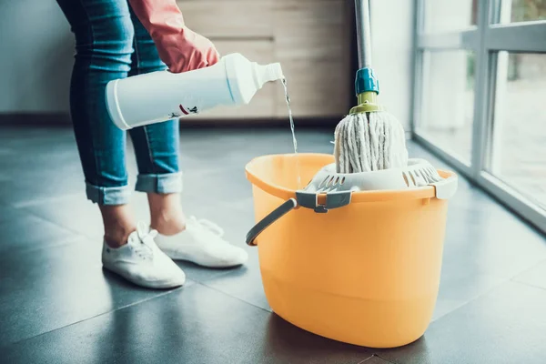 Vrouw in handschoenen prepearing vloer vegen met Mop — Stockfoto