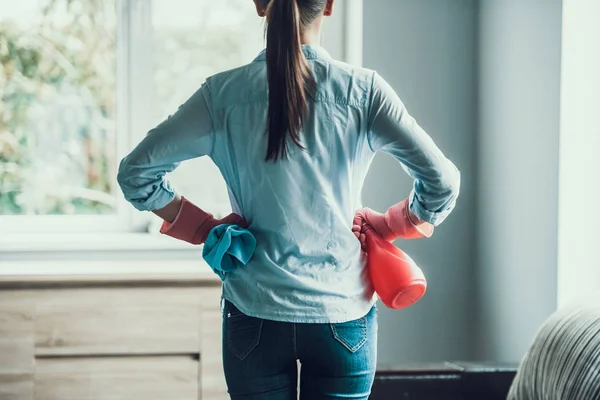 年轻妇女在手套准备干净的房子 — 图库照片