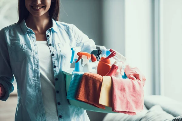 Jovem Mulher Feliz Detém Equipamentos Limpeza Casa Closeup Beautifull Sorrindo — Fotografia de Stock