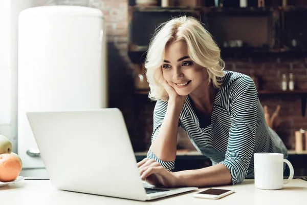 Jonge Glimlachende Mooie Vrouw Met Behulp Van Laptop Thuis Portret — Stockfoto