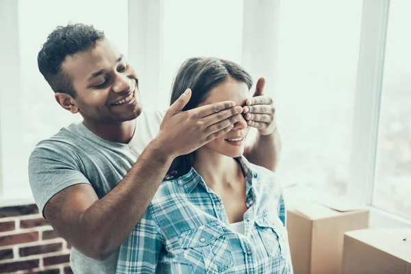 Joven Pareja Sonriente Divirtiéndose Mudándose Nuevo Hogar Hermosa Pareja Disfrutar — Foto de Stock