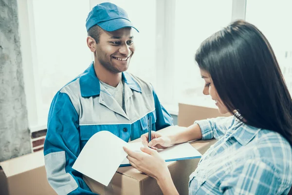 Mujer Sonriente Joven Que Firma Formulario Para Parto Hermosa Chica —  Fotos de Stock