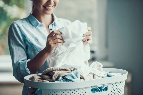 Jonge Mooie Lachende Vrouw Houdt Schone Kleren Close Van Gelukkig — Stockfoto