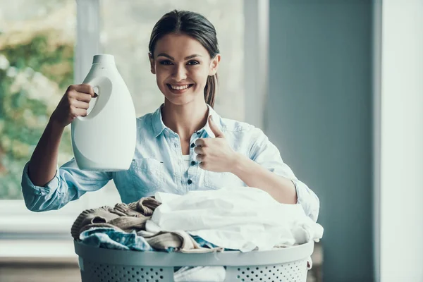 Ung Smiling Woman Holding Tvättmedel Glad Vacker Flicka Håller Flaskan — Stockfoto