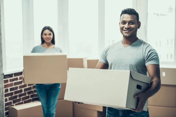 Unga Leende Par Packning Kartonger Glada Vackra Par Förbereder För — Stockfoto