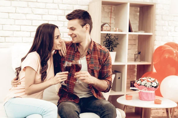 Красивая Пара Вино Пить День Святого Валентина Любите Друг Друга — стоковое фото