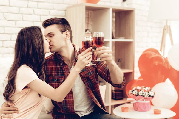 美しいカップル ワインをバレンタインの日に飲みます お互いが大好きです 恋人のロマンチックな休日のコンセプトです 若くてハンサムです 幸せな関係 感情を示します 祝う日 — ストック写真