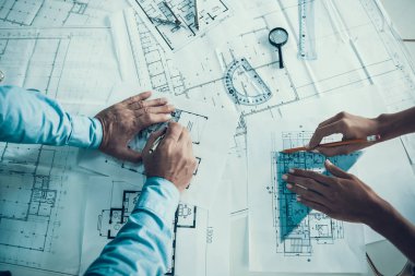 Mimarların Plan Çizen Elleri 'ne yakın çekim. Ofiste Birlikte Yeni Bina Yaratıcı Meslektaşlar Tasarım Planı. Birlikte çalışan iş adamları. Takım çalışması kavramı