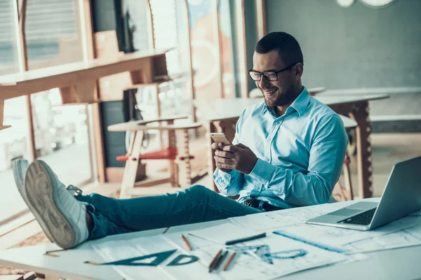 Joven Hombre Negocios Sonriente Descansando Cargo Ordenador Portátil Oficina Empresario — Foto de Stock