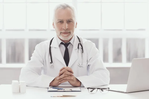 Professionell Läkare Sitter Medicinsk Kontor Porträtt Mogen Bearded Leende Läkare — Stockfoto