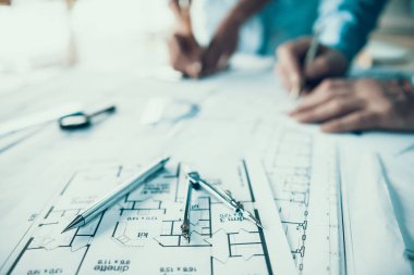 Kalem ve pusula Blueprint binasında. Portre