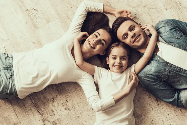 Familia Feliz Acostado Piso Juntos Casa Hermosa Mujer Hombre Guapo —  Fotos de Stock