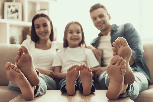 Νεαρή Ευτυχισμένη Οικογένεια Βάζει Bare Πόδια Στο Τραπέζι Στο Σπίτι — Φωτογραφία Αρχείου