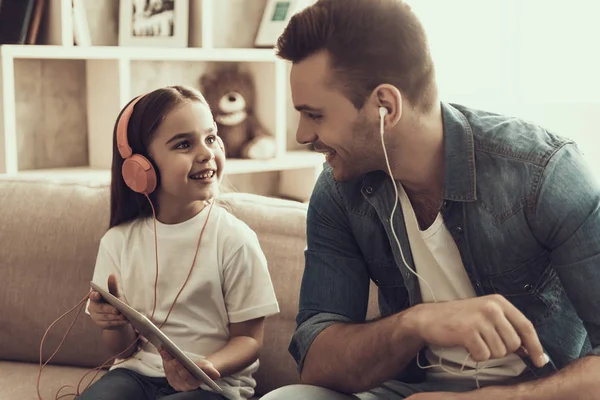 Усміхнений Чоловік Маленька Дівчинка Слухають Музику Заручний Батько Поважна Донька — стокове фото