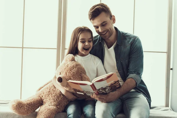 Young Smiling Man Reading Book Little Girl Feliz Padre Guapo —  Fotos de Stock