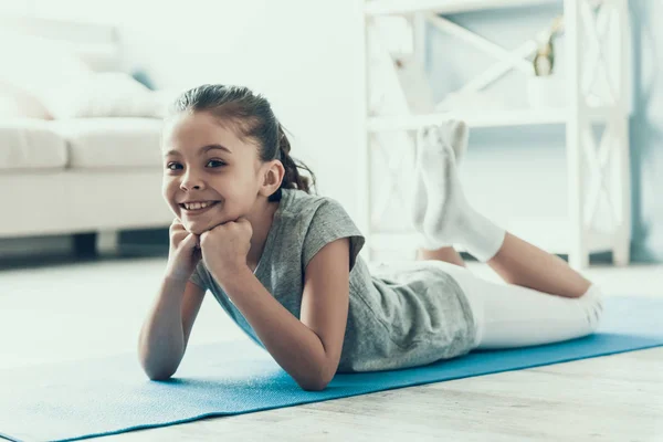 Lachende Meisje Liggend Yoga Mat Thuis Schattig Gelukkig Kind Sportkleding — Stockfoto