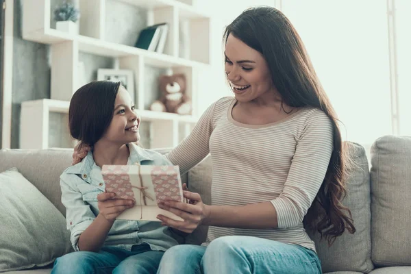 Linda Niña Dando Regalo Joven Adorable Hija Hermosa Madre Sonriente —  Fotos de Stock