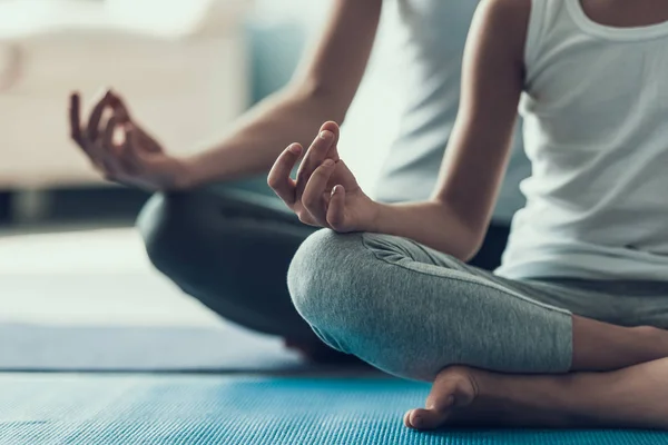 Junge Frau Und Kleines Mädchen Beim Yoga Posen Nahaufnahme Der — Stockfoto